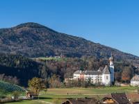 Blick von der Anfahrt hinab aufs Kloster